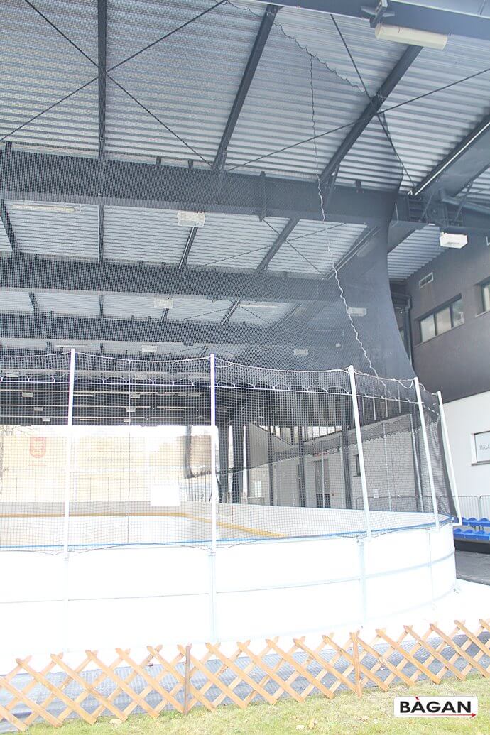 montaż siatka zabezpieczająca na lodowisko do hokeja